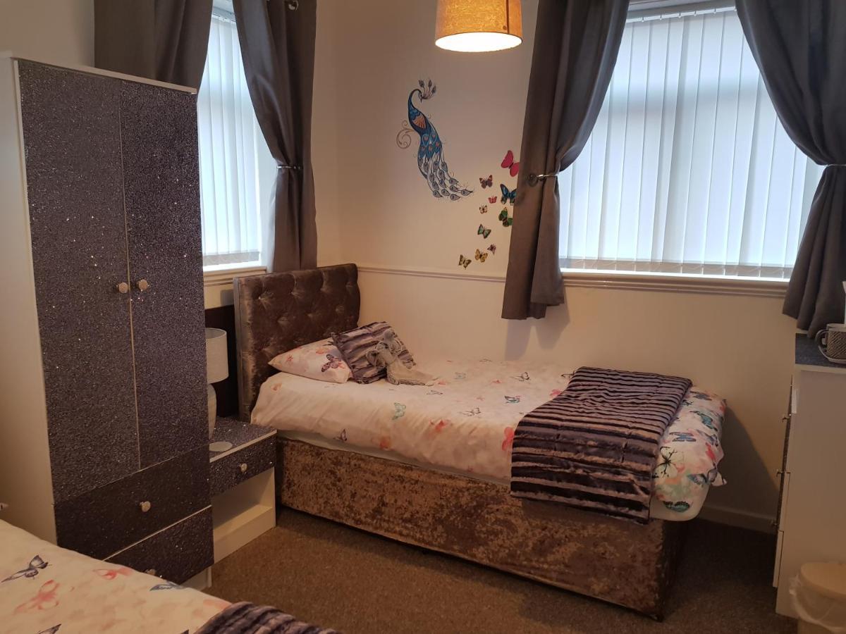 Dreibettzimmer mit Dusche