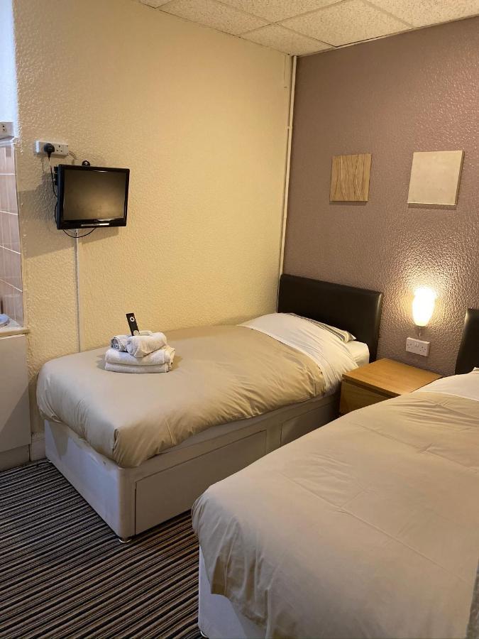 Tweepersoonskamer met 2 Aparte Bedden en Eigen Badkamer