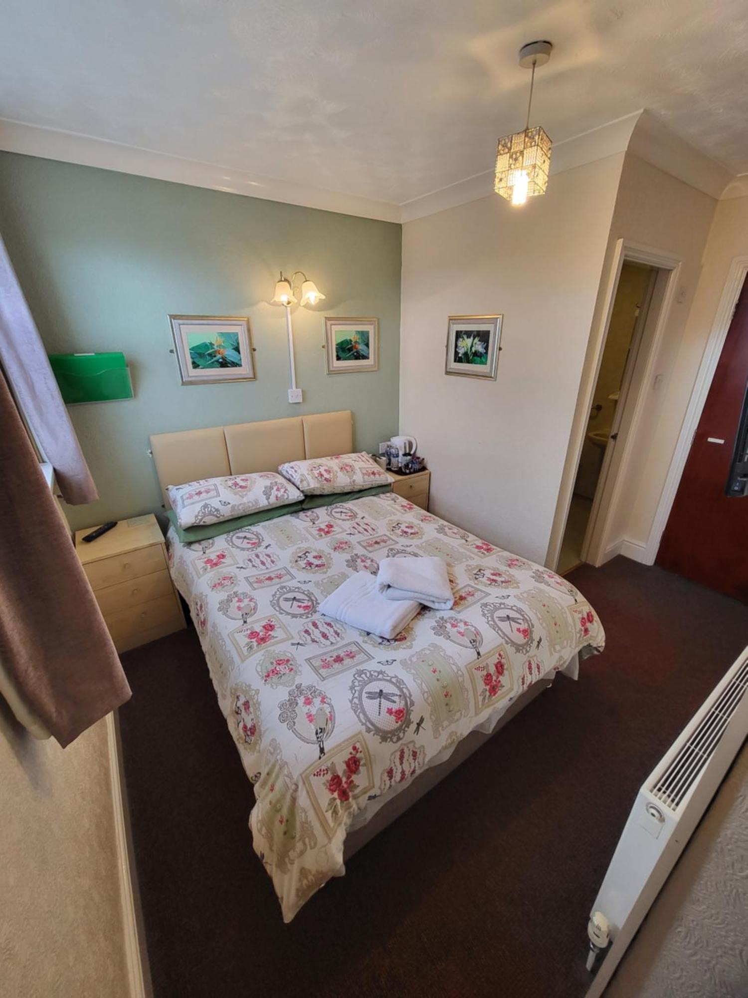 Small Double Room,1529603035:JPEG