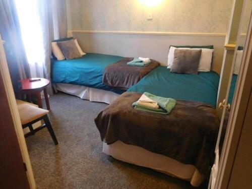 Zweibettzimmer mit eigenem Bad