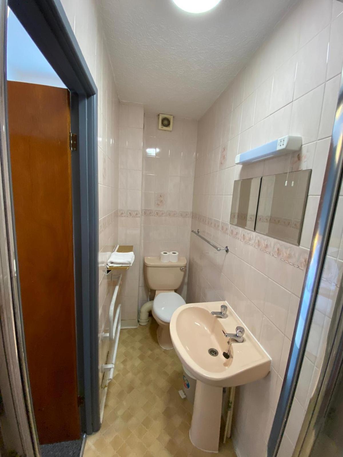 Tweepersoonskamer met 2 Aparte Bedden en Eigen Badkamer
