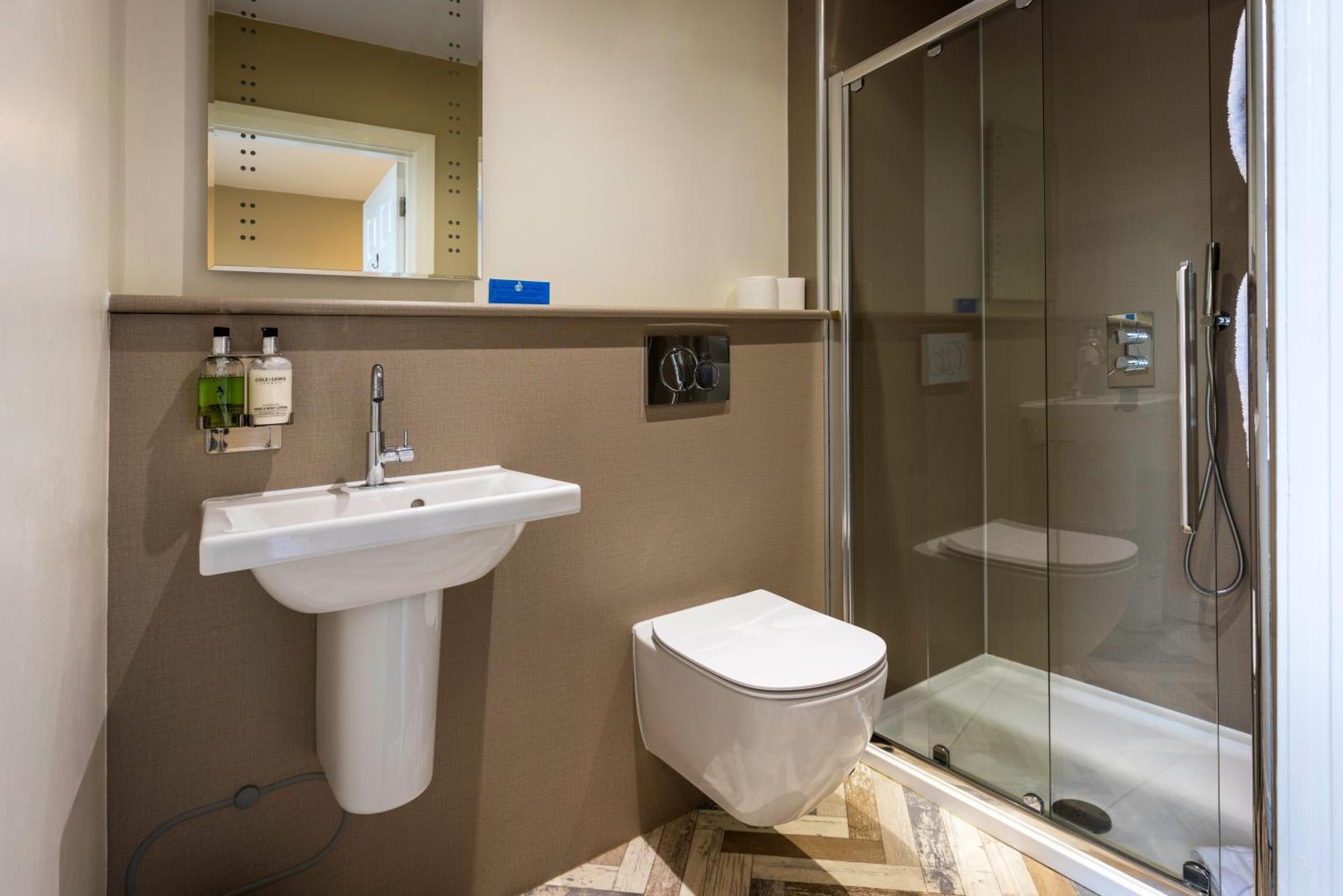 Deluxe Double Room Ensuite with Shower