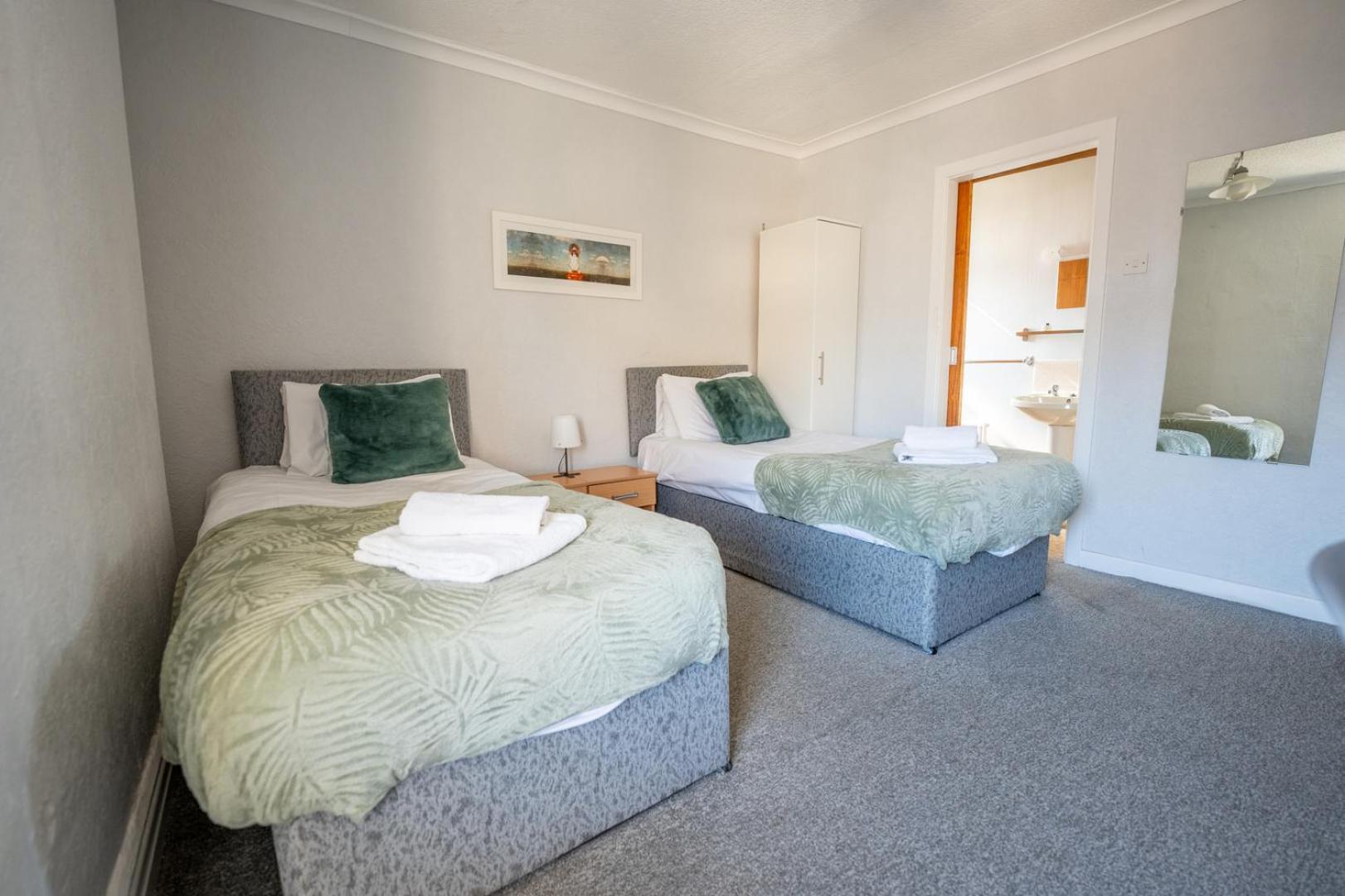 Twin Room,1662395876:JPEG