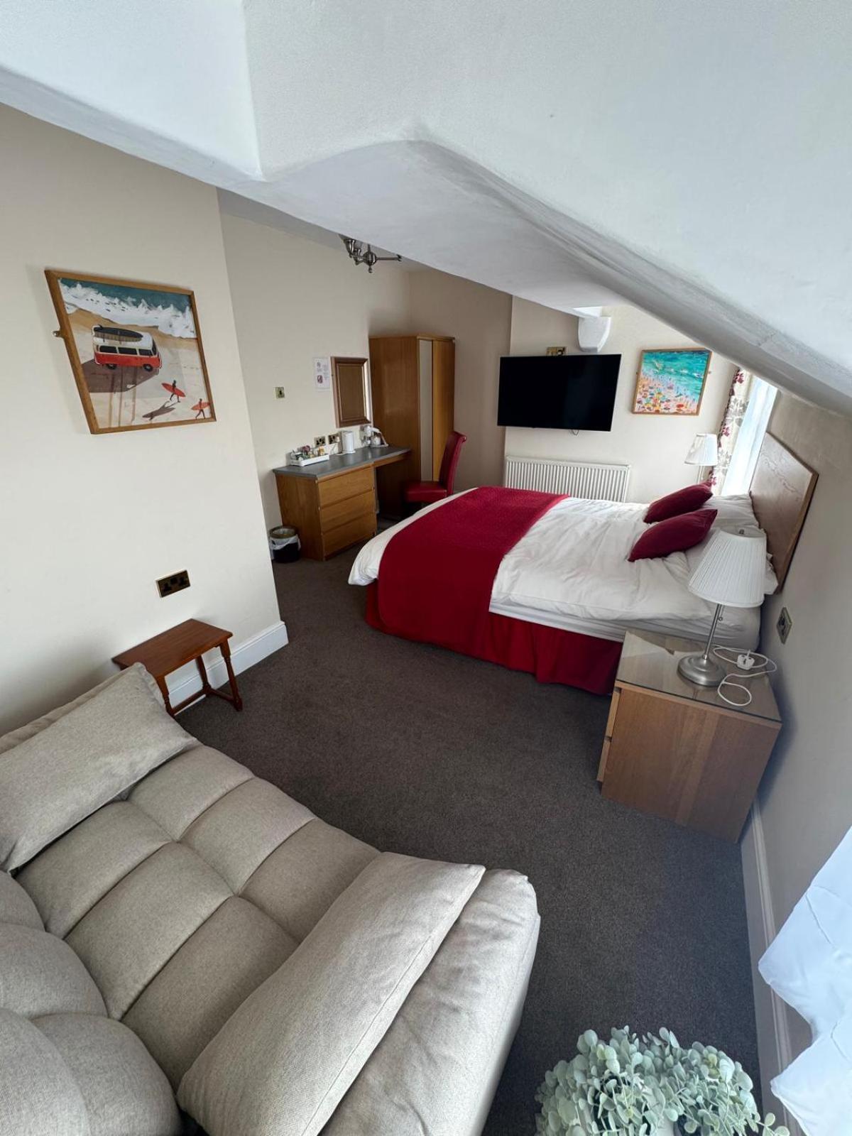 Zimmer mit Kingsize-Bett