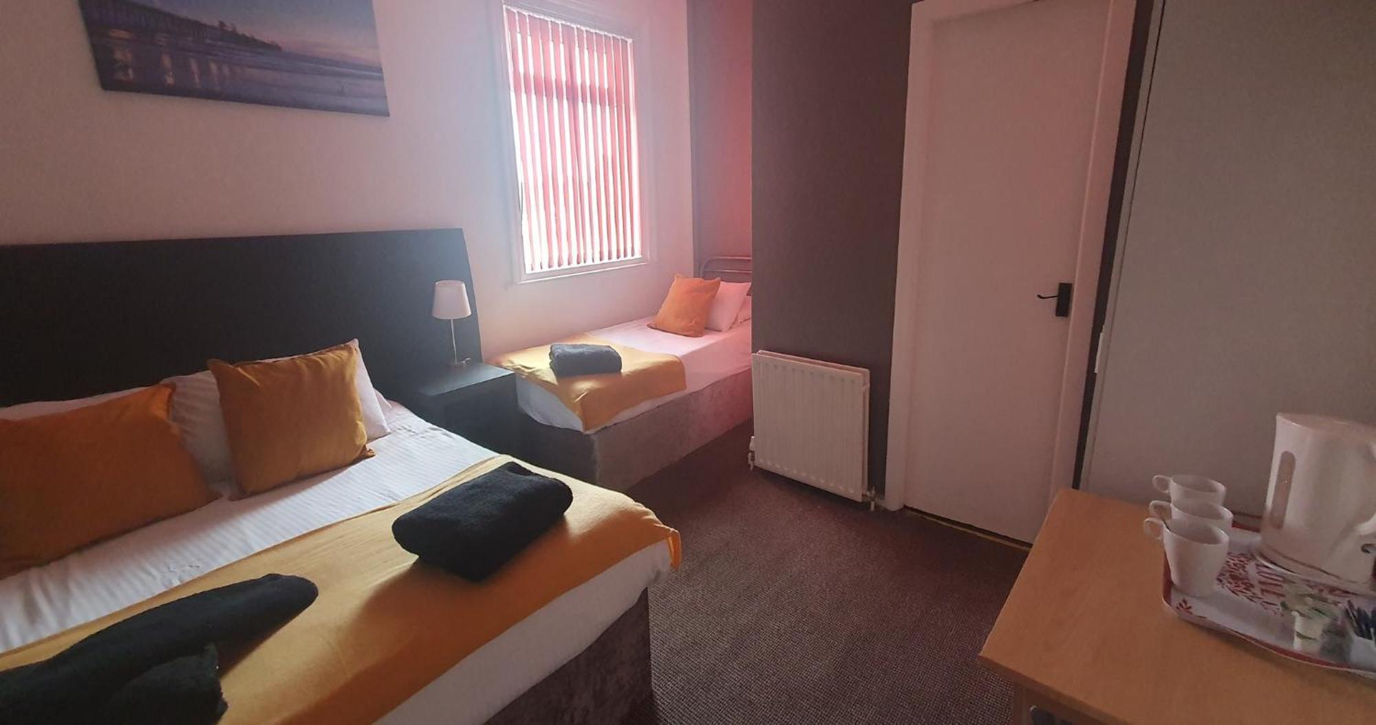 Dreibettzimmer mit Dusche
