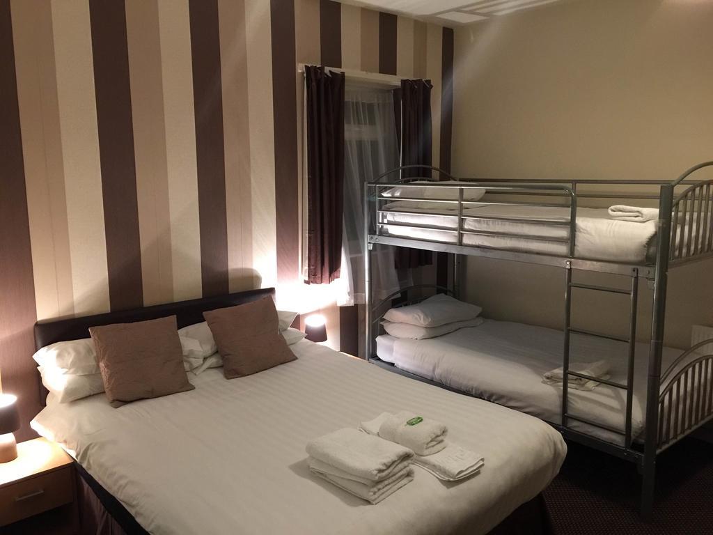 Vierbettzimmer mit Dusche