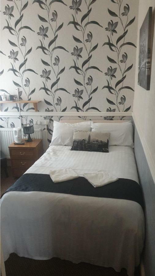 Double Room with Street View (Room 7)