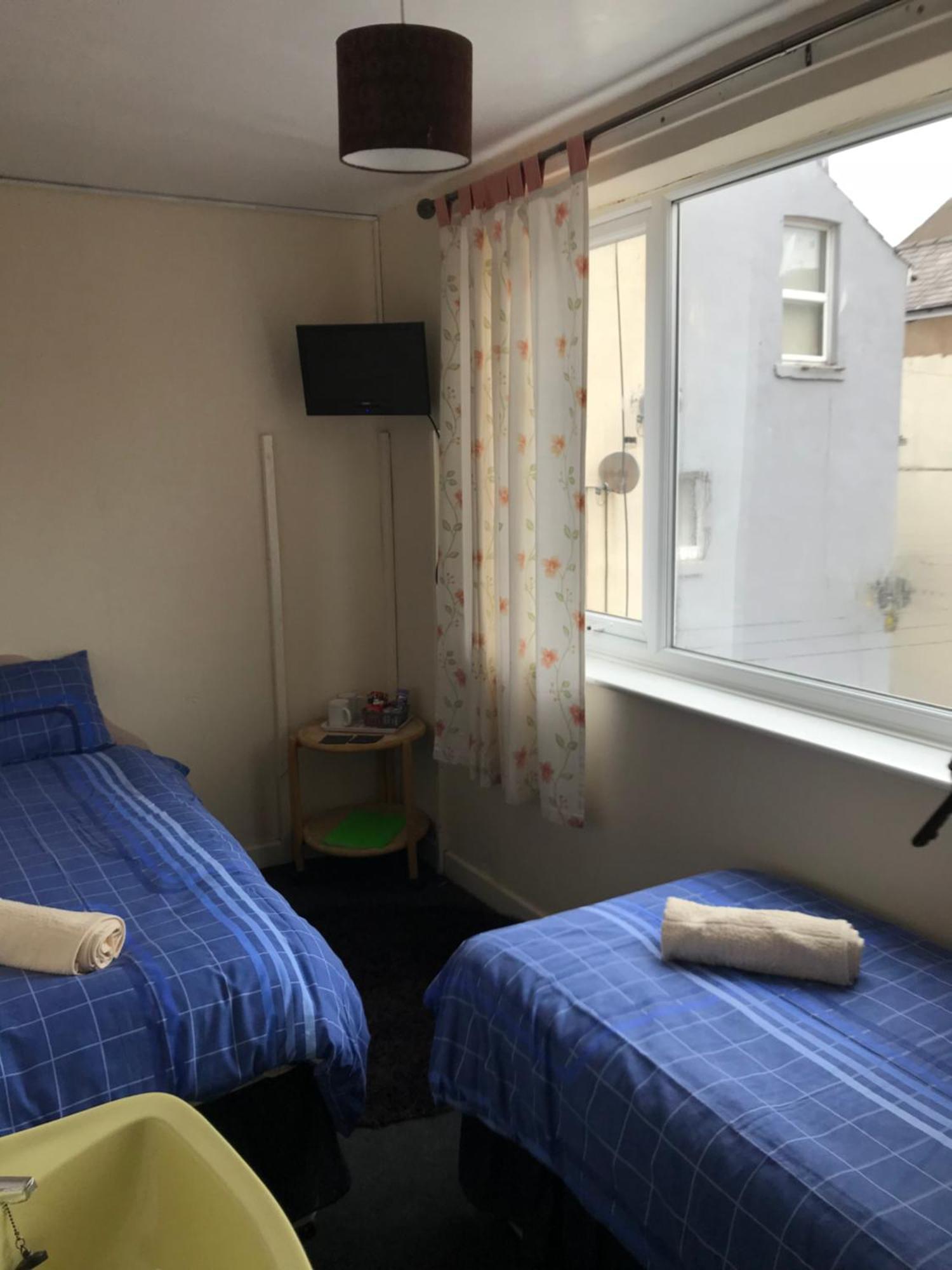 Chambre Lits Jumeaux avec Salle de Bains Commune
