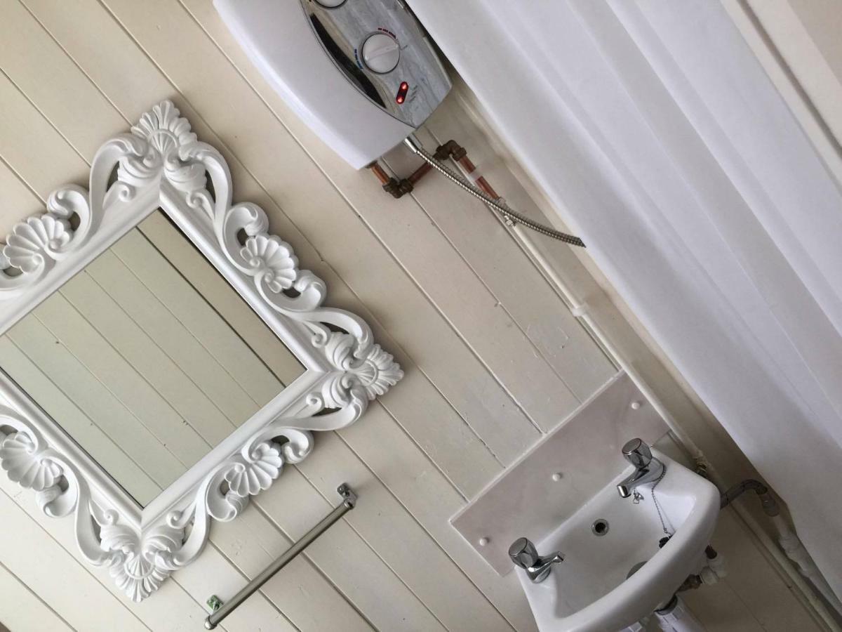 Standaard Tweepersoonskamer met 2 Aparte Bedden - Gedeelde Badkamer
