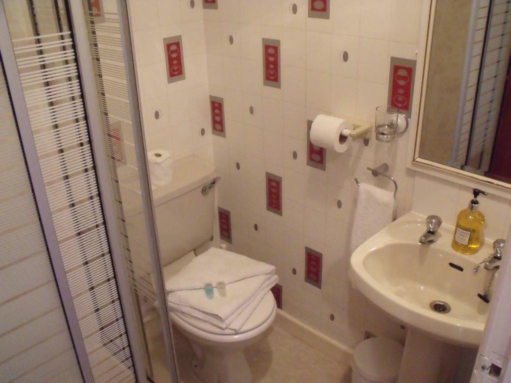 Tweepersoonskamer met 2 Aparte Bedden en Douche