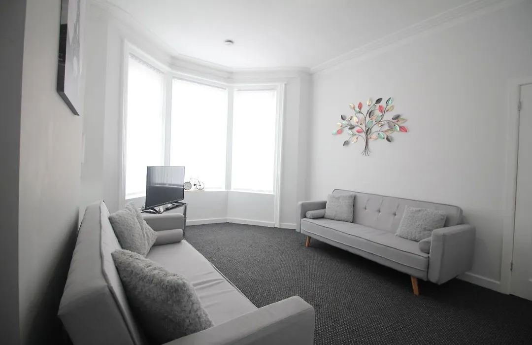 Egerton Choice - Town Centre - Modern And Spacious - Large Property-1