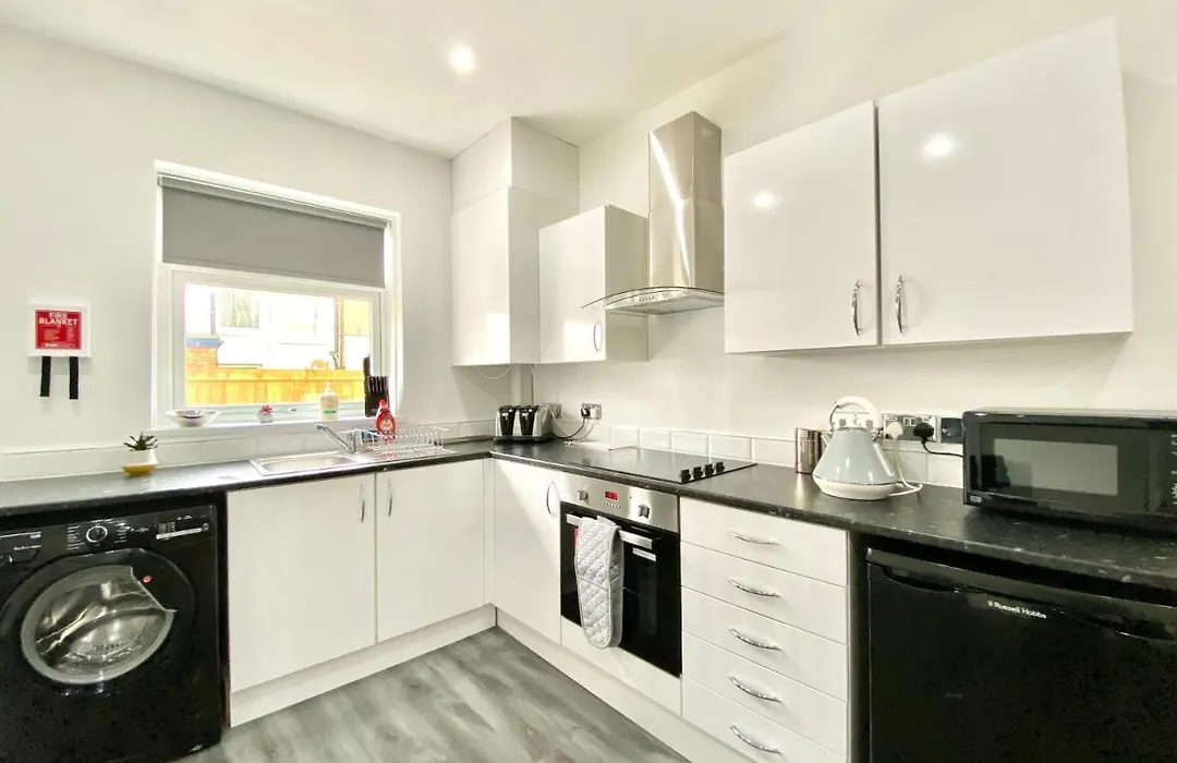 4 Bed Family House Near Beach By Blackpool Service Apartments-1