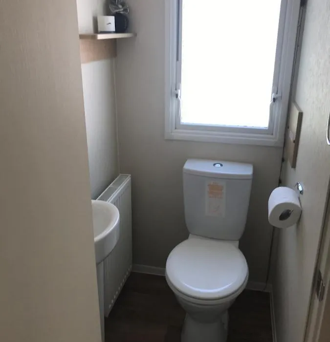 Stunning deluxe 3 bedroomed caravan with CH, DG&decking.-1