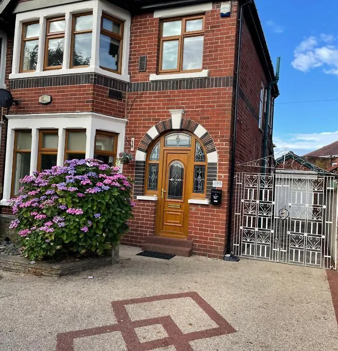 Spacious And Stunning 4 Bed House In Blackpool-1