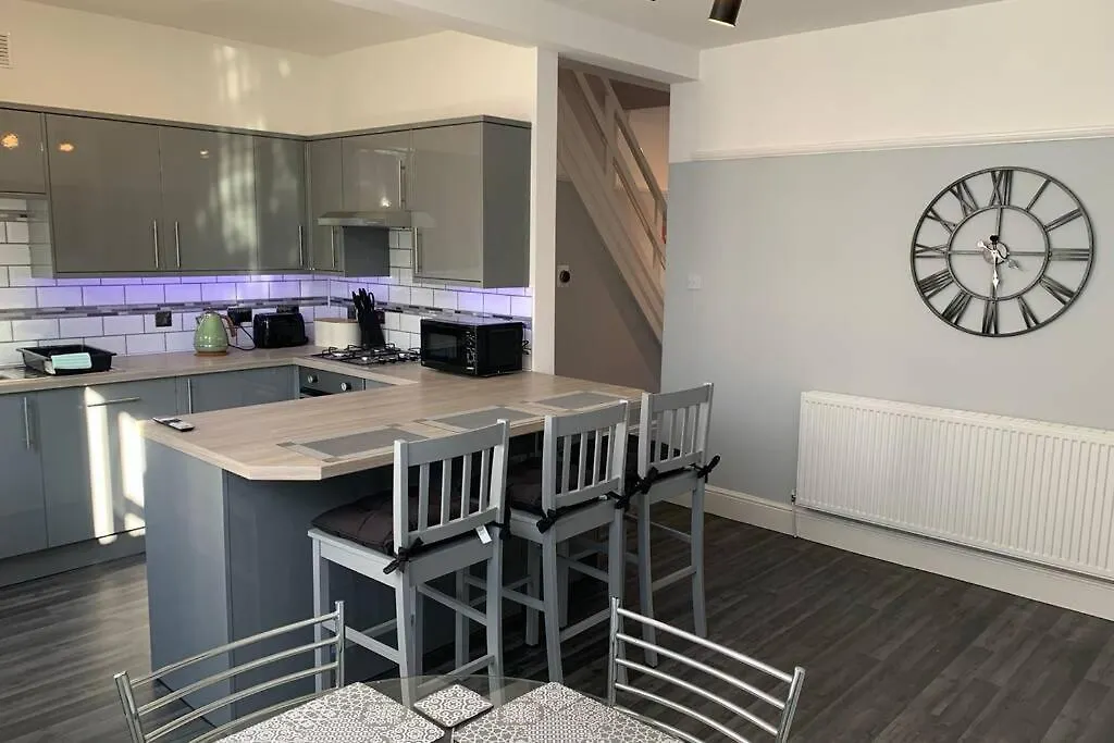 Modern Fully Refurbished 3 Bedroom Home-1