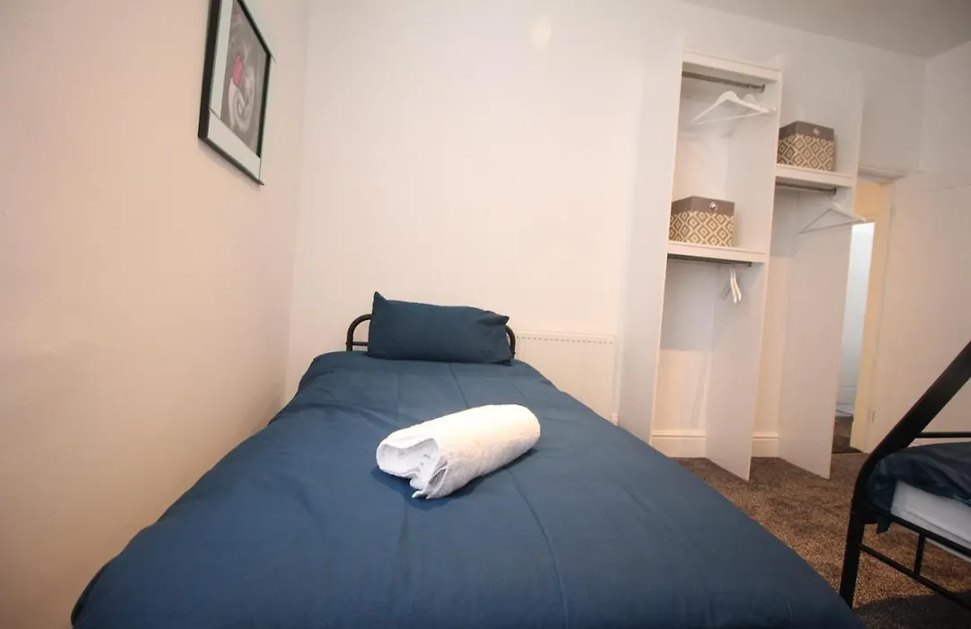 Media Manor - Fully Refurbished In 2022 - Large 6 Bedrooms, 3 Bathrooms Plus Media Games Room-1