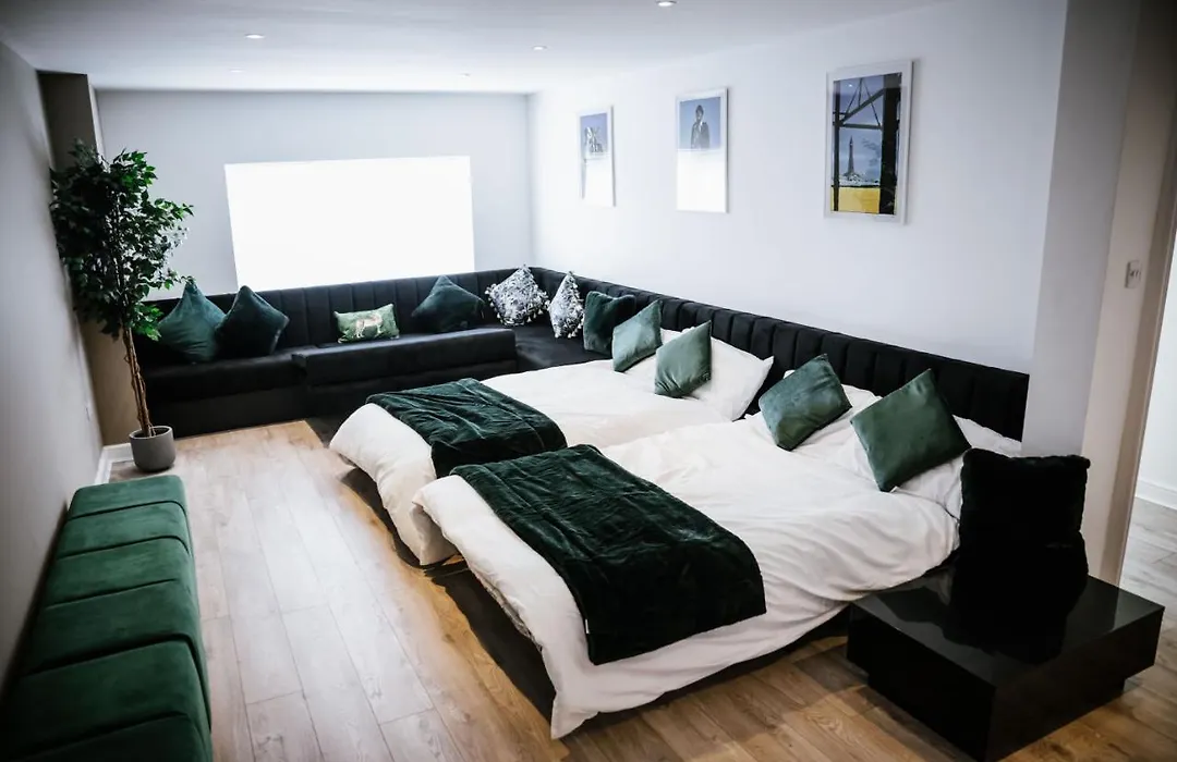Modern House Sleeps 18 Or Perfect For Large Family.-1