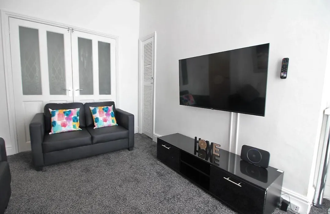 Tower View House - 4 Bedroom - Newly Refurbished - 2 Mins Walk To Beach-1