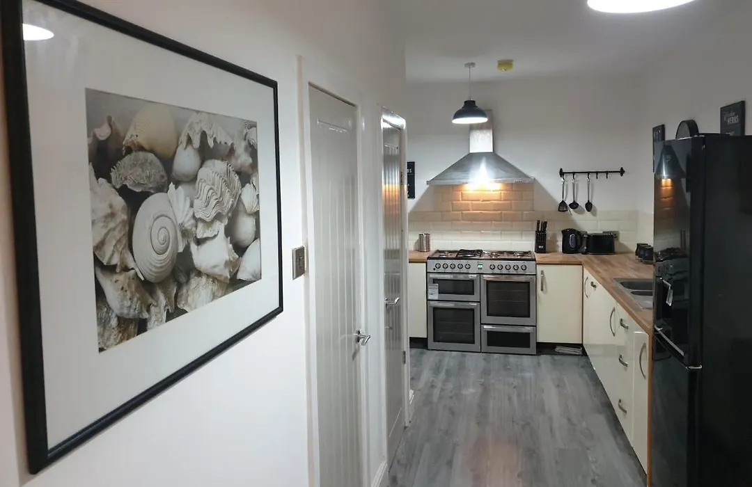 Stunning 5 Bed House, 2 Mins To Beach And Town, With Free Parking-1