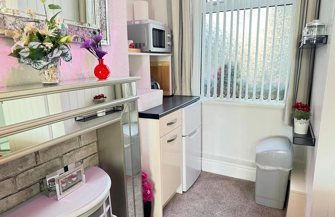 Victoria House - Self Catering Quiet Guesthouse - Adult Singles And Couples Only-1