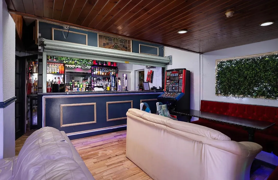 100 Pipers Hotel-1