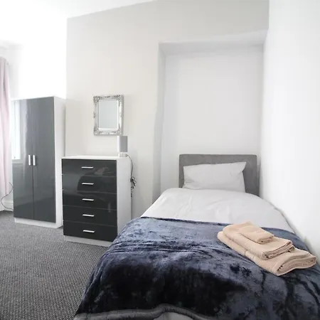 Egerton Choice - Town Centre - Modern And Spacious - Large Property-2