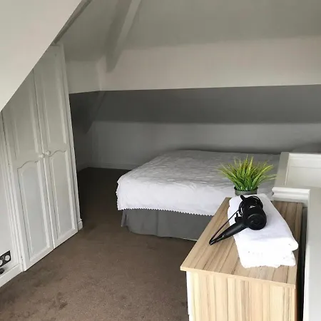 Spacious And Stunning 4 Bed House In Blackpool-3