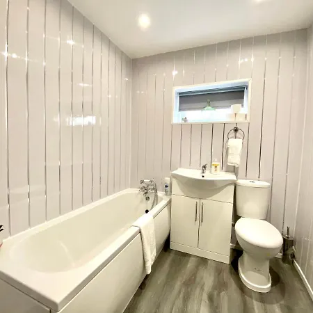 4 Bed Family House Near Beach By Blackpool Service Apartments-2