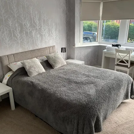 Spacious And Stunning 4 Bed House In Blackpool-2