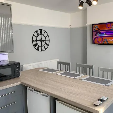 Modern Fully Refurbished 3 Bedroom Home-3