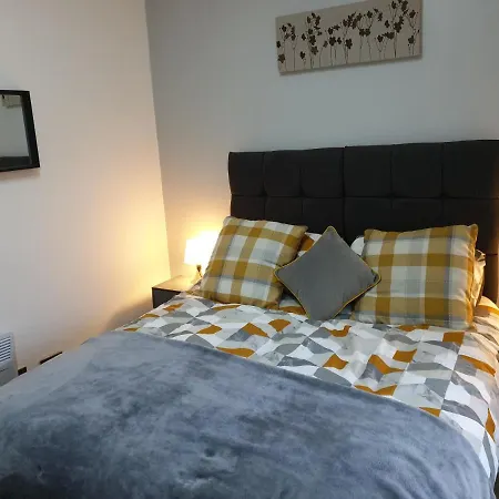 Stunning 5 Bed House, 2 Mins To Beach And Town, With Free Parking-2