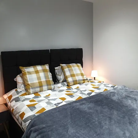 Stunning 5 Bed House, 2 Mins To Beach And Town, With Free Parking-3