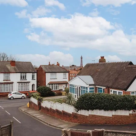 Hillside House - 2 Bedrooms Parking Wi-Fi Hospital-2