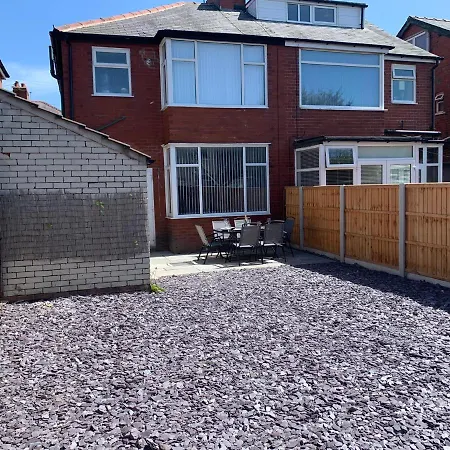 Modern Fully Refurbished 3 Bedroom Home-2