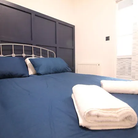 Media Manor - Fully Refurbished In 2022 - Large 6 Bedrooms, 3 Bathrooms Plus Media Games Room-2