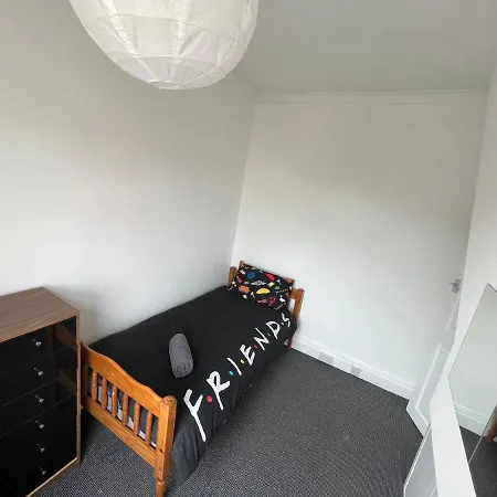Friends House, Hot Tub, Sleeps 6-3