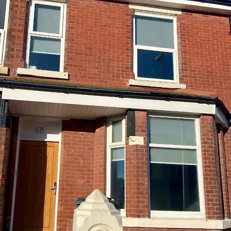 4 Bed Family House Near Beach By Blackpool Service Apartments-3
