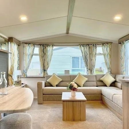 Luxury 3 Bed Static Caravan Hire-2