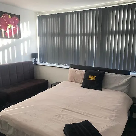 Black Ocean Holiday Apartments-3