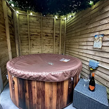 Albert Luxury Hottub&Jacuzzi Apartments-3