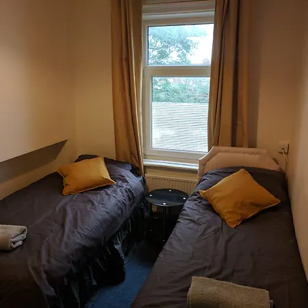 4 Bedroom House At Fern Lodge Preston Serviced Accommodation - Free Wifi & Parking-2