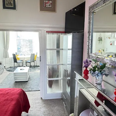 Victoria House - Self Catering Quiet Guesthouse - Adult Singles And Couples Only-3