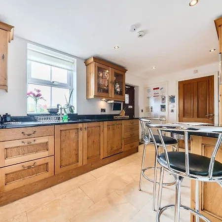 Cottage - Sleeps 5 - Hot Tub - Garden - Parking-3