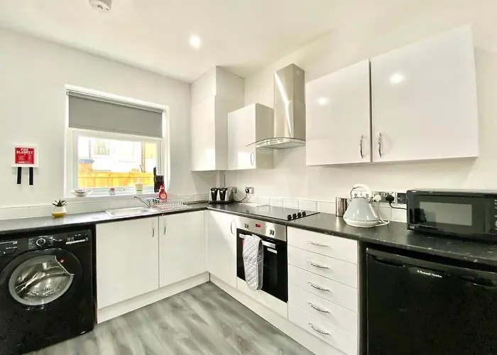 4 Bed Family House Near Beach By Blackpool Service Apartments