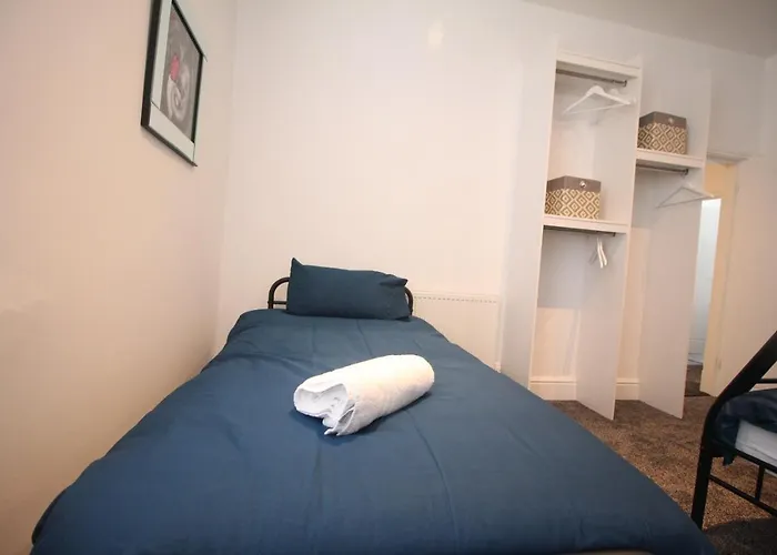 Media Manor - Fully Refurbished In 2022 - Large 6 Bedrooms, 3 Bathrooms Plus Media Games Room Blackpool