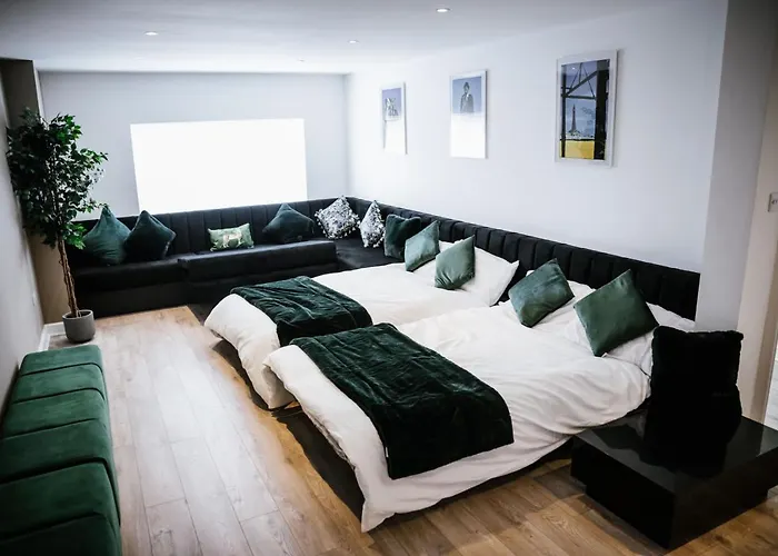 Modern House Sleeps 18 Or Perfect For Large Family. Villa Blackpool