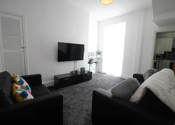 Tower View House - 4 Bedroom - Newly Refurbished - 2 Mins Walk To Beach Blackpool