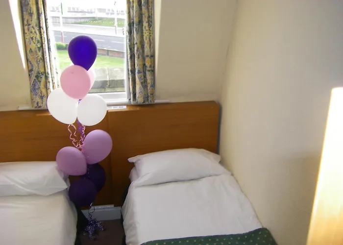 The Waldorf - Near Pleasure Beach & Sandcastle Blackpool