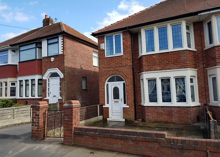Villa Blackpoolholidaylets Salmesbury Avenue Families And Contractors Only